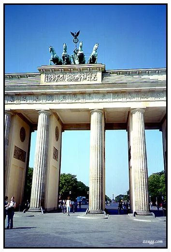 허름하고 음산한 골목과 웅장한 박물관섬의 대비 Berlin D+17, 18
