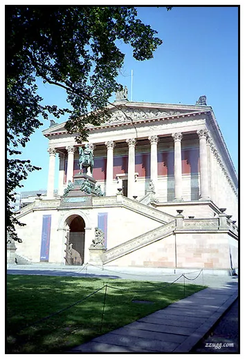 허름하고 음산한 골목과 웅장한 박물관섬의 대비 Berlin D+17, 18